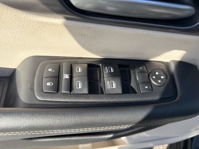 Used 2024 Chrysler Pacifica Touring-L FWD image 14