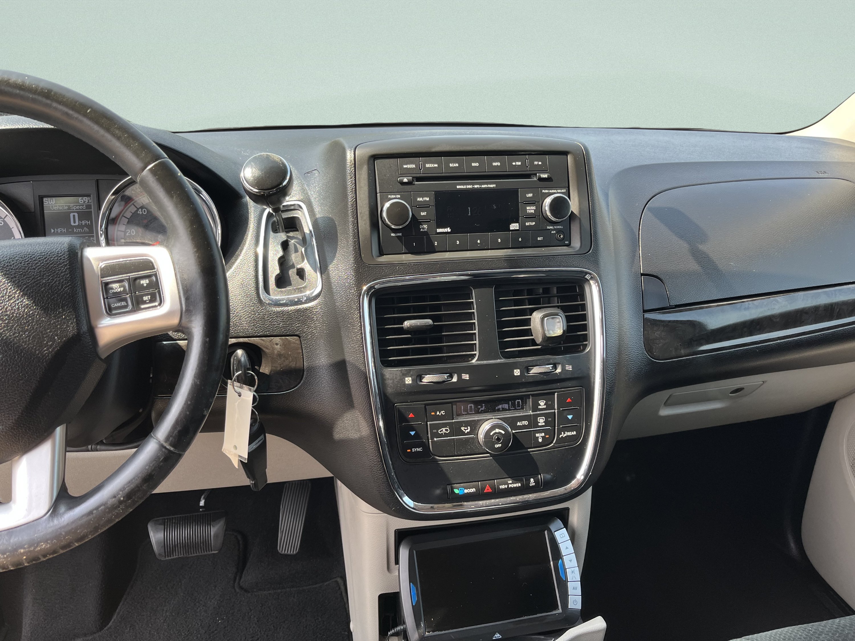 Used 2012 Dodge Grand Caravan Crew FWD image 14
