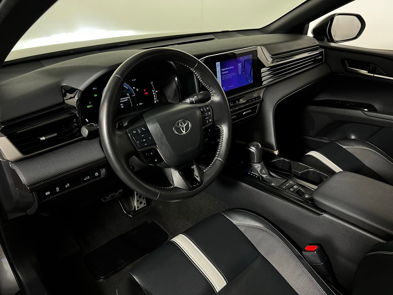 Used 2025 Toyota Camry SE image 12