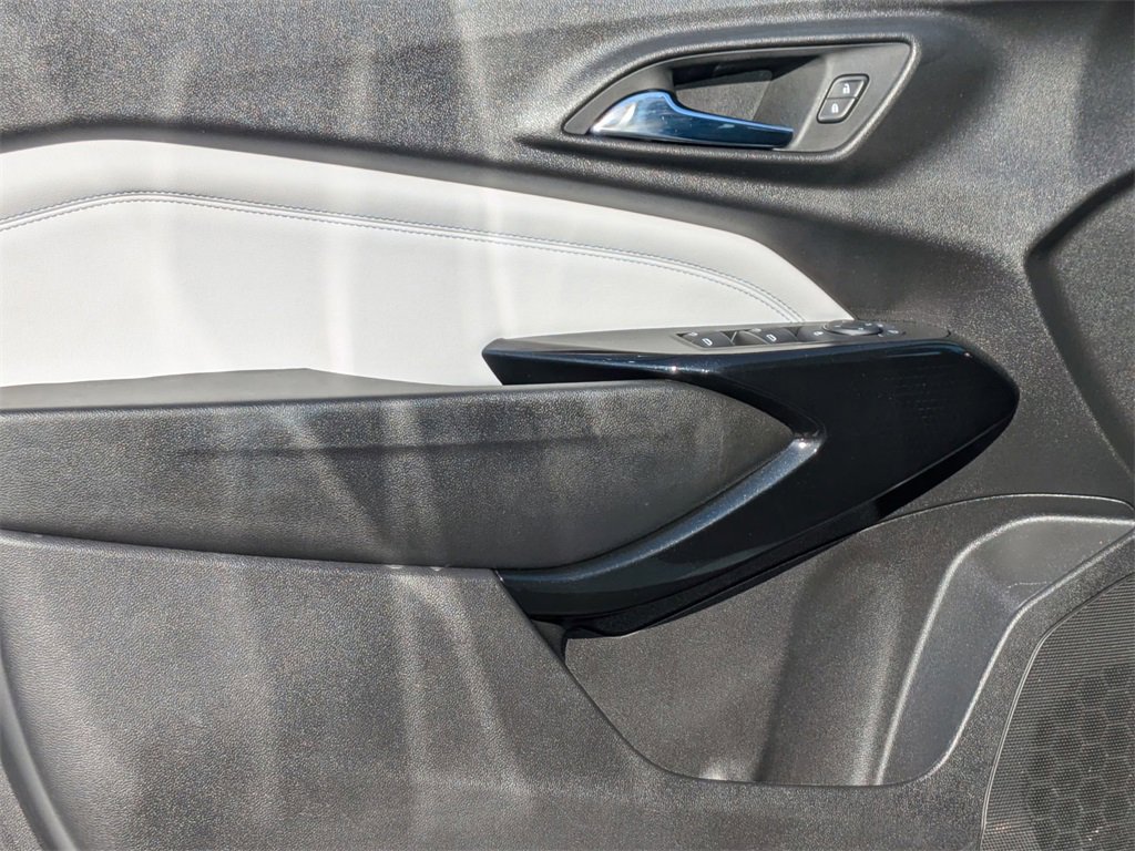 Used 2025 Chevrolet Trax LT w/ LT Convenience Package image 11