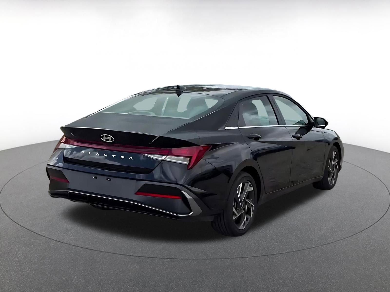 Used 2025 Hyundai Elantra SEL FWD image 11