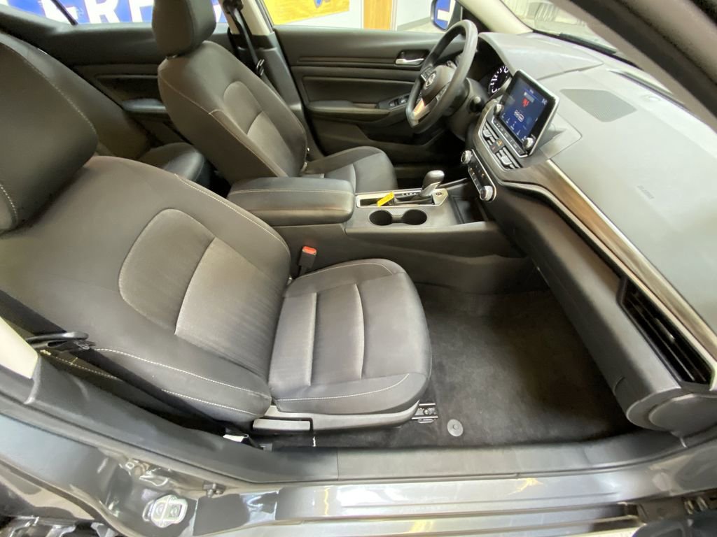 Used 2025 Nissan Altima 2.5 SV FWD image 24