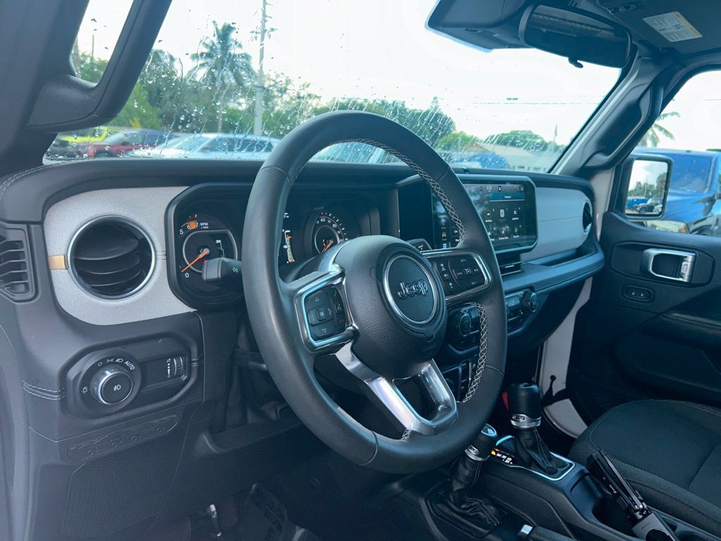 Certified 2025 Jeep Wrangler Unlimited Sahara AWD/4WD image 13