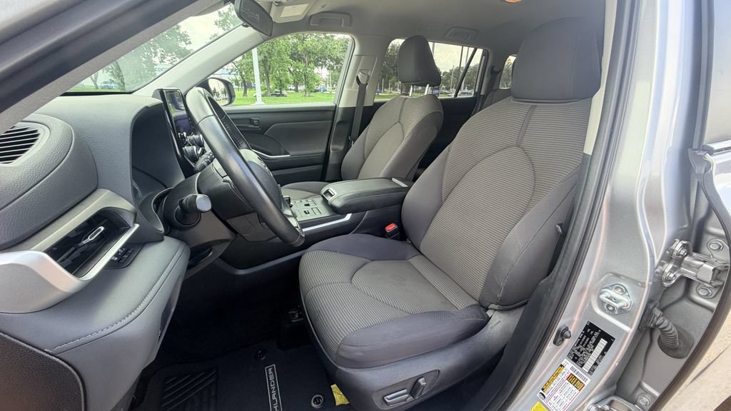 Used 2024 Toyota Highlander LE AWD/4WD image 26