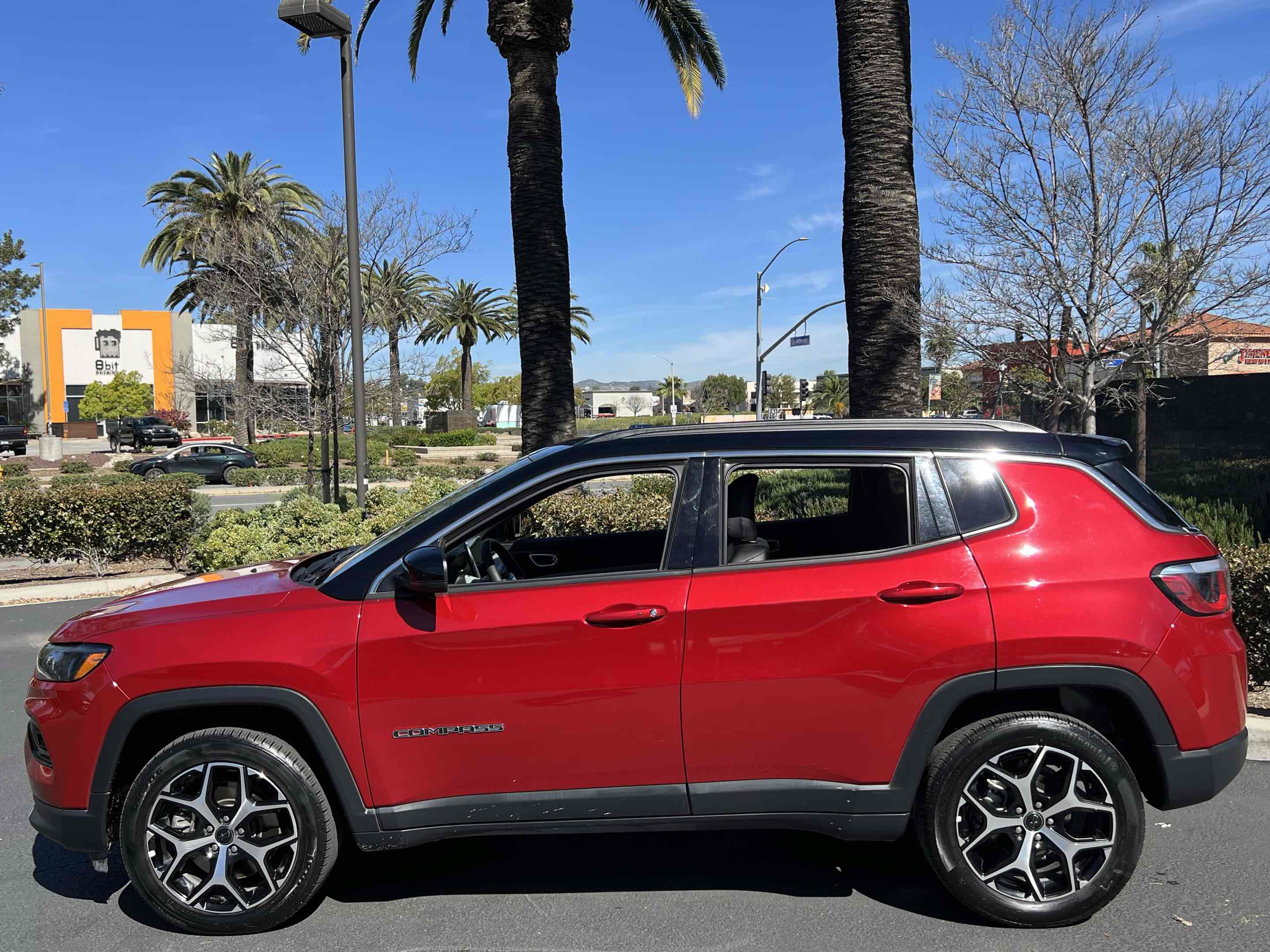 Used 2025 Jeep Compass Limited image 17