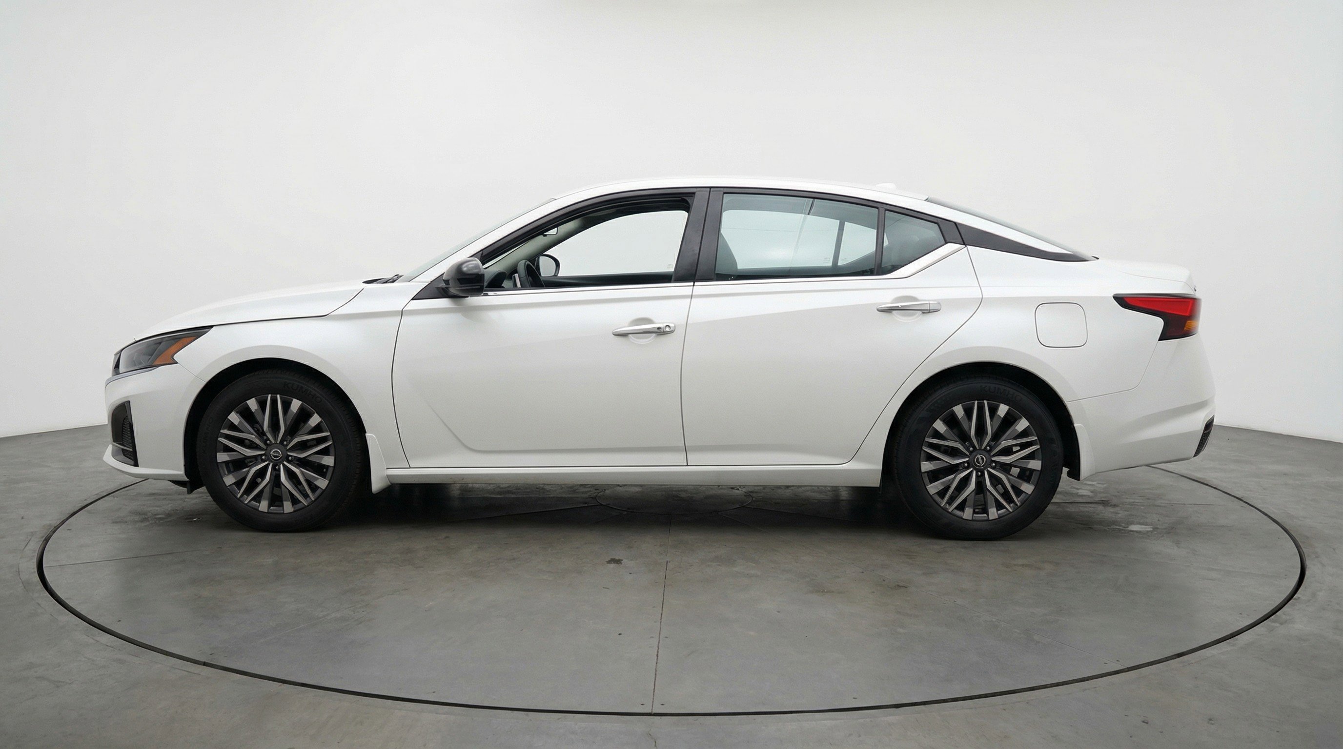 Used 2025 Nissan Altima 2.5 SV image 5