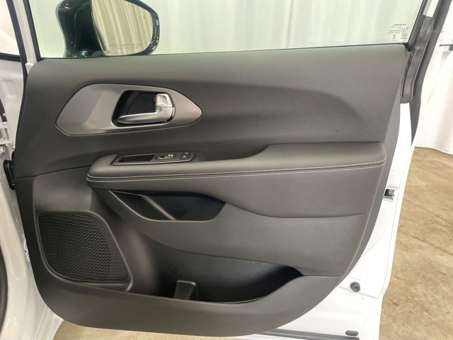New 2026 Chrysler Pacifica Select image 32