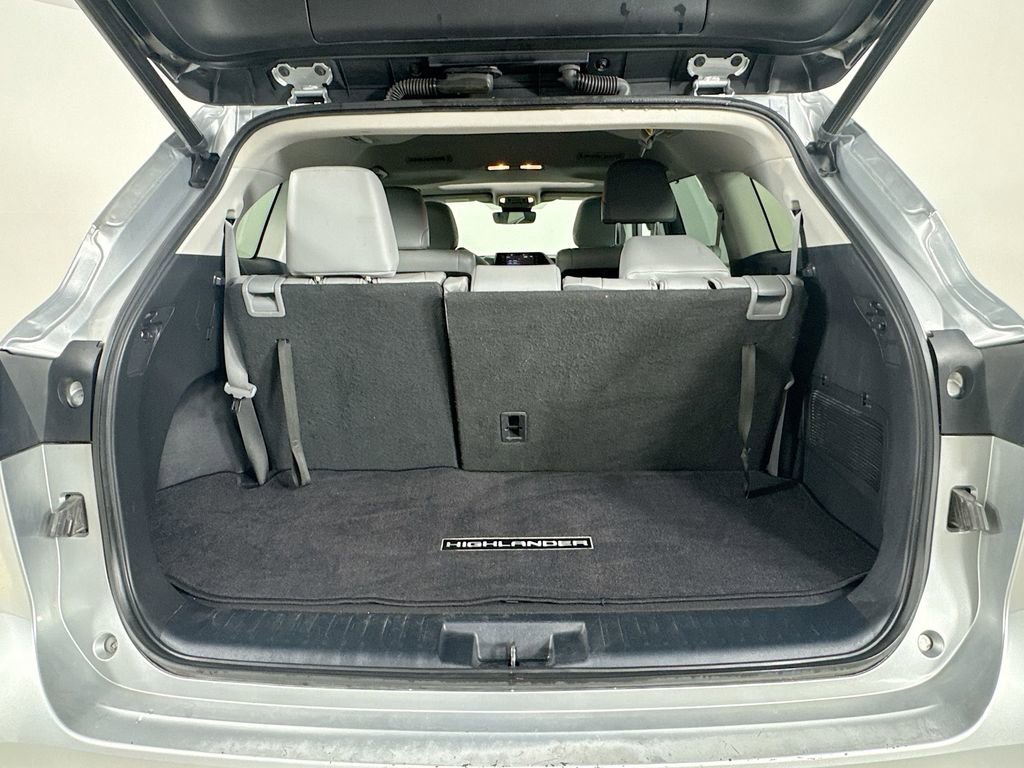 Used 2020 Toyota Highlander XLE FWD image 32