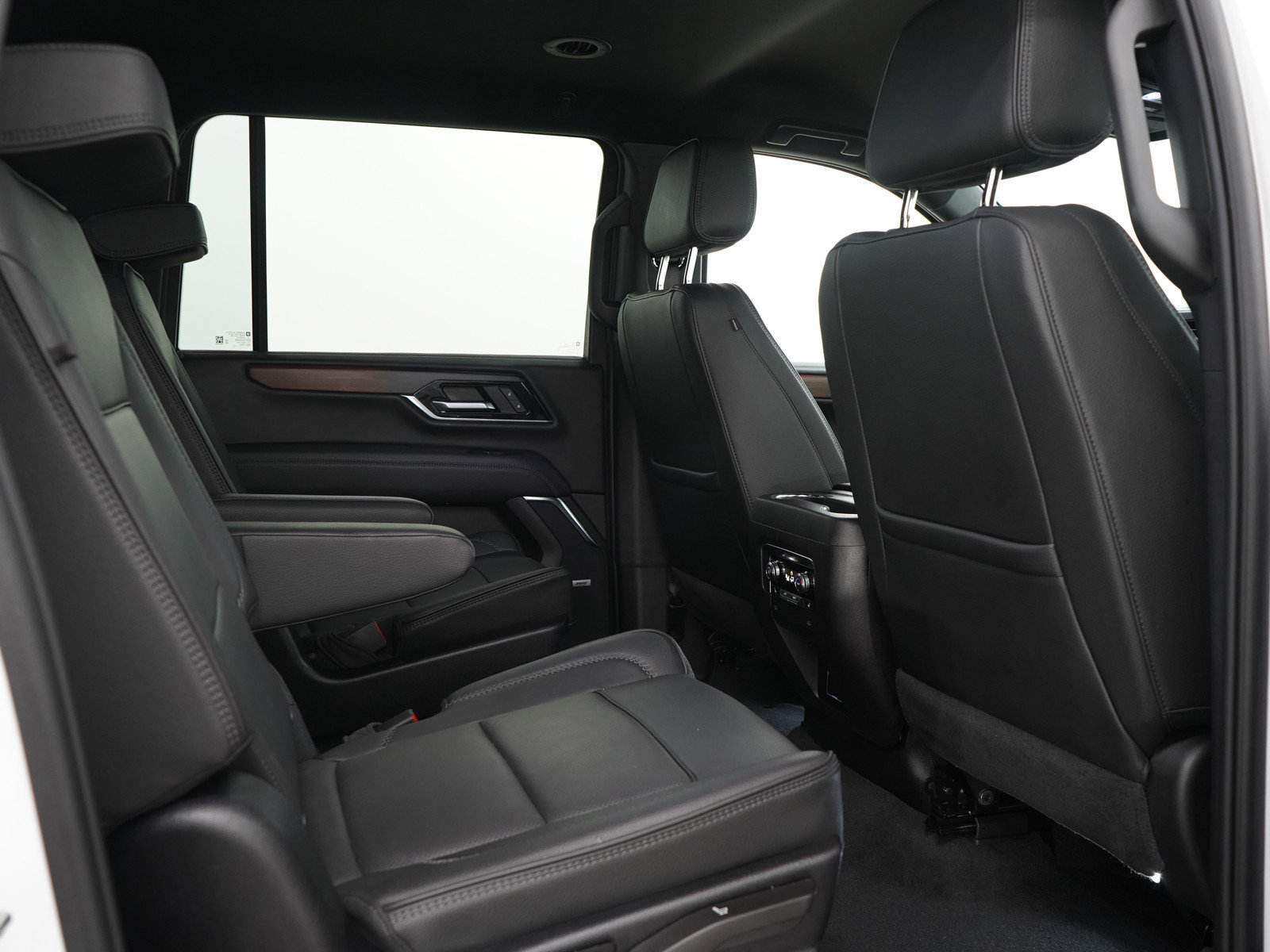 Used 2025 GMC Yukon XL Denali AWD/4WD image 15