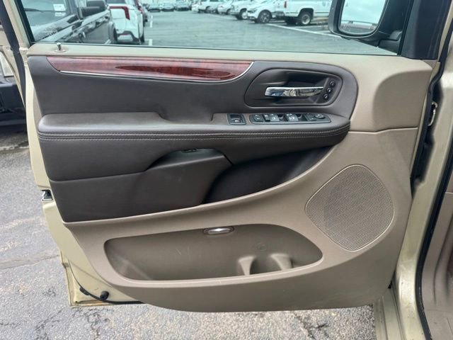 Used 2012 Chrysler Town & Country Limited w/ Luxury Group image 14