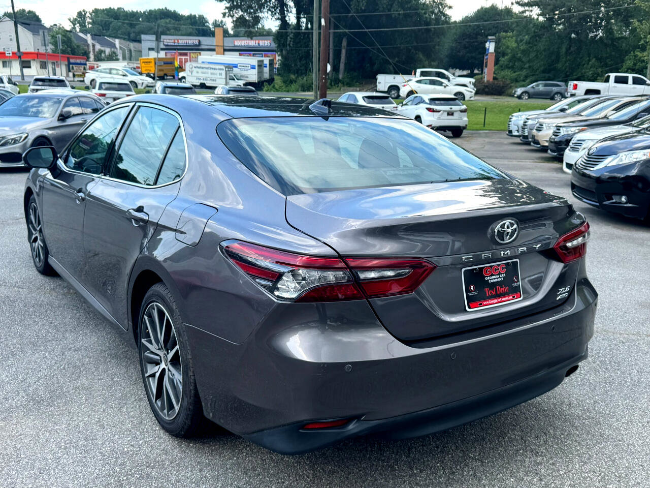 Used 2022 Toyota Camry XLE image 5