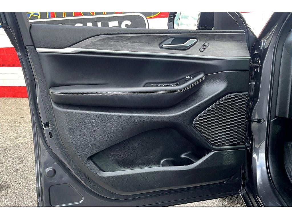 Used 2025 Jeep Grand Cherokee L Limited w/ Luxury Tech Group II image 19