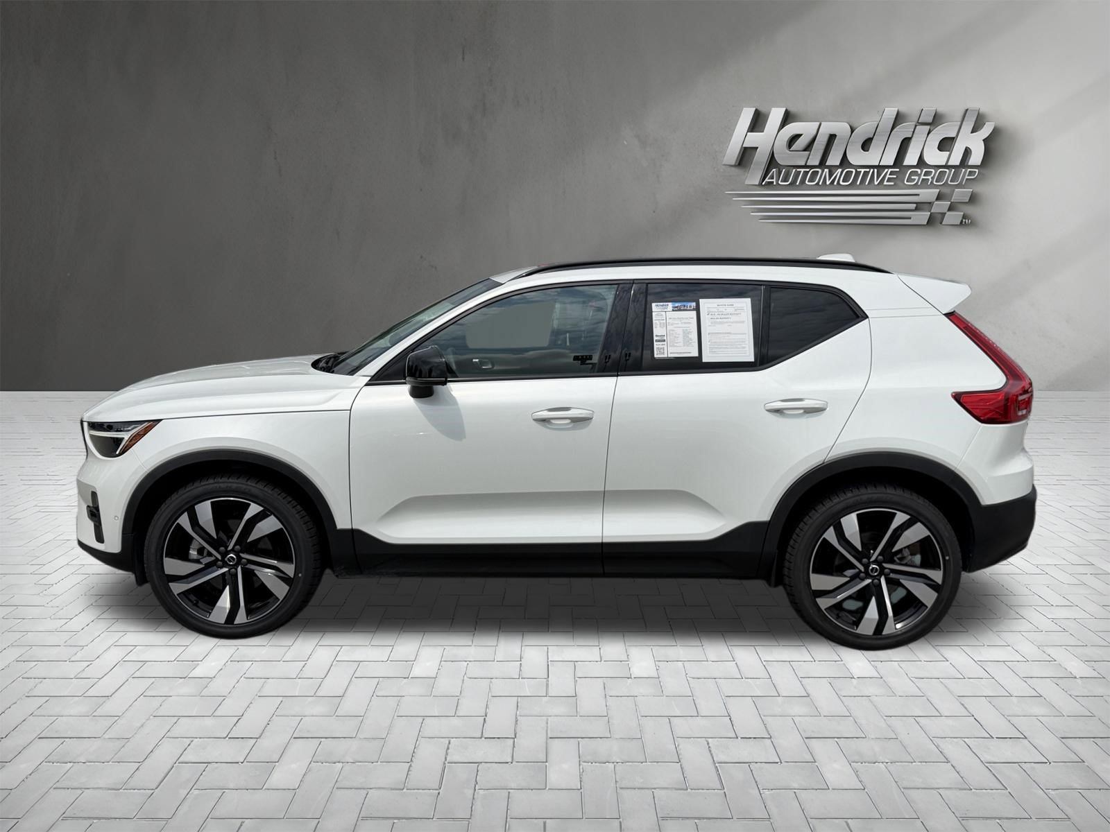 Used 2023 Volvo XC40 B4 Plus w/ Climate Package FWD image 7