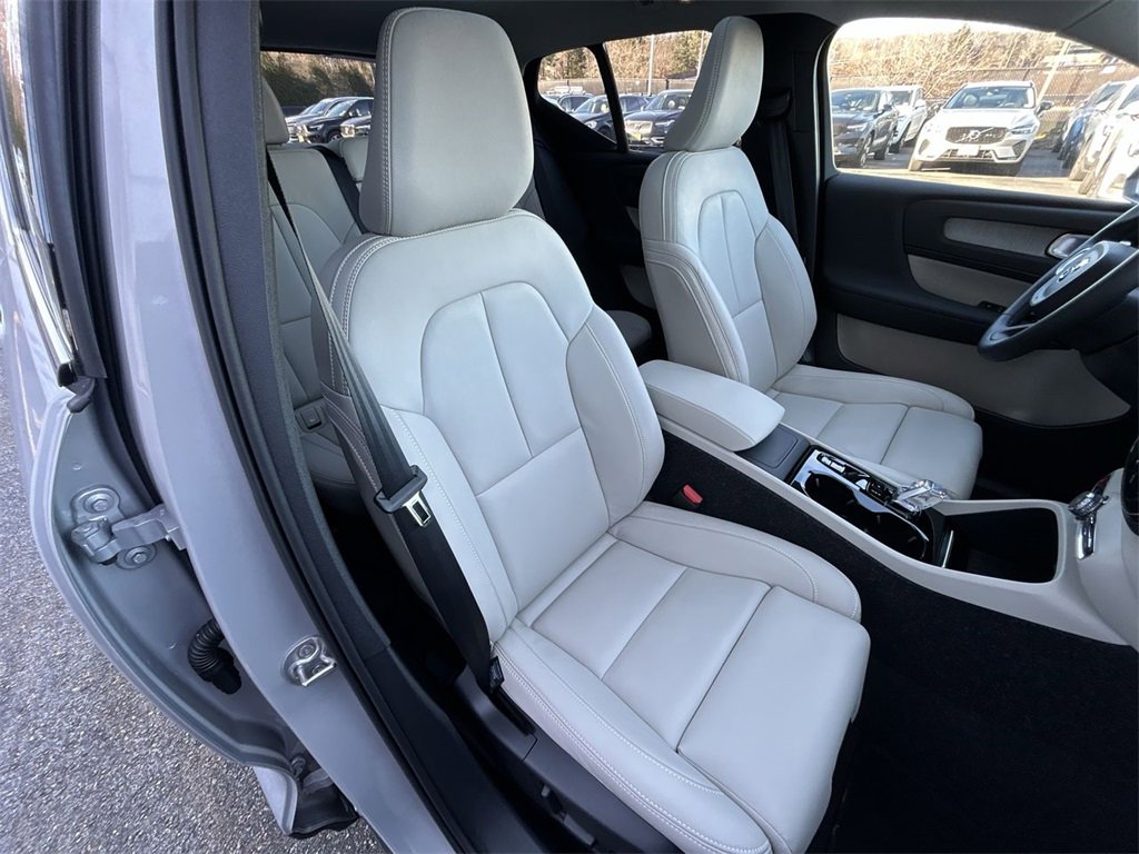 Certified 2025 Volvo XC40 B5 Ultra w/ Protection Package Premier image 15