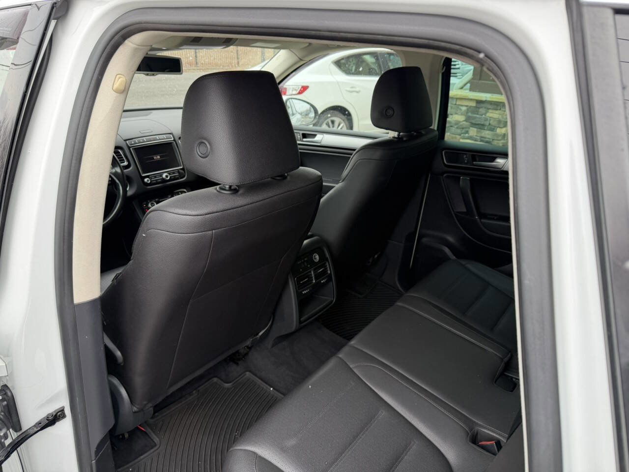 Used 2016 Volkswagen Touareg VR6 image 19