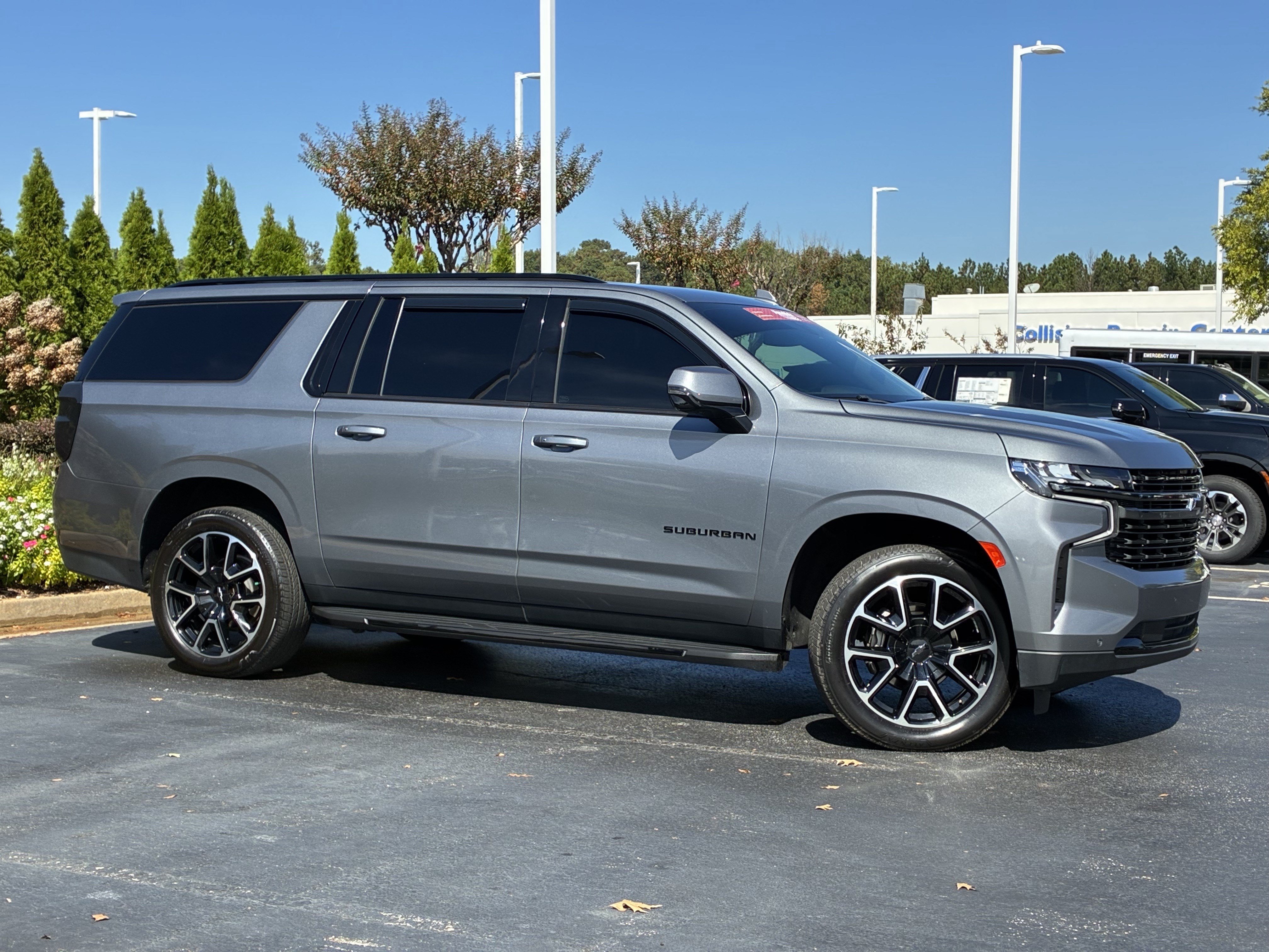 Used 2022 Chevrolet Suburban RST w/ Luxury Package RWD image 3
