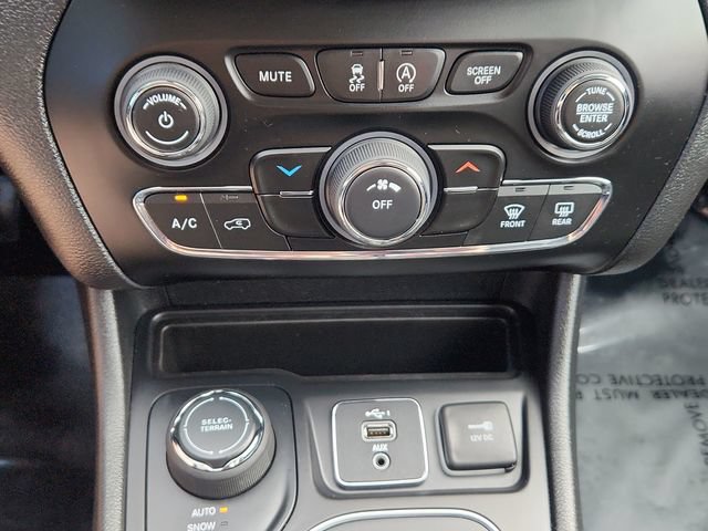 Used 2019 Jeep Cherokee Latitude Plus w/ Cold Weather Group AWD/4WD image 41