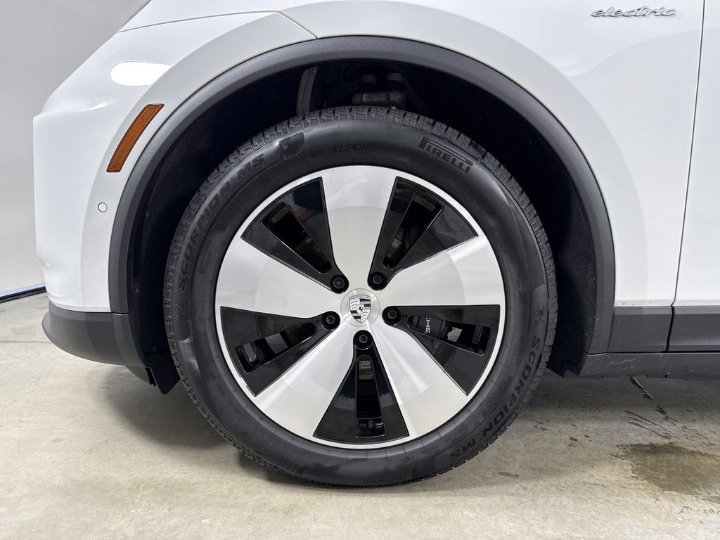 Certified 2025 Porsche Macan 4 Electric AWD/4WD image 13