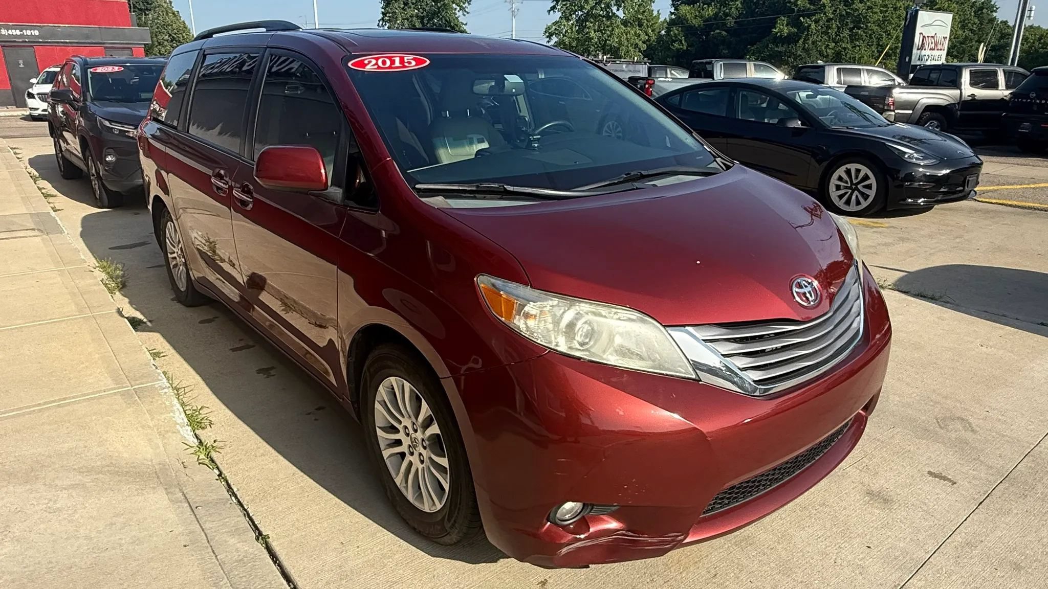 Used 2015 Toyota Sienna XLE FWD image 2