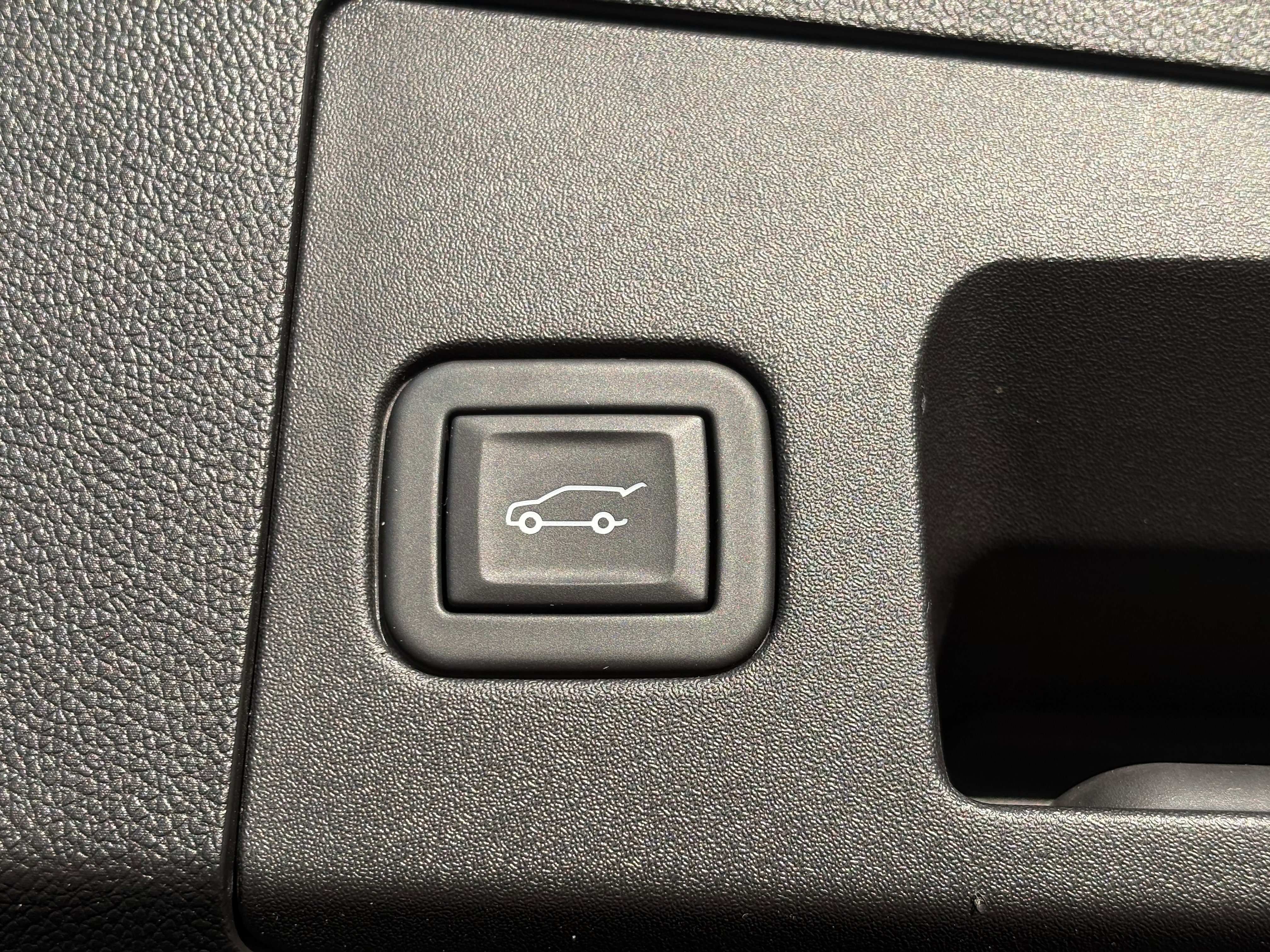 Used 2024 Cadillac XT4 Premium Luxury image 10