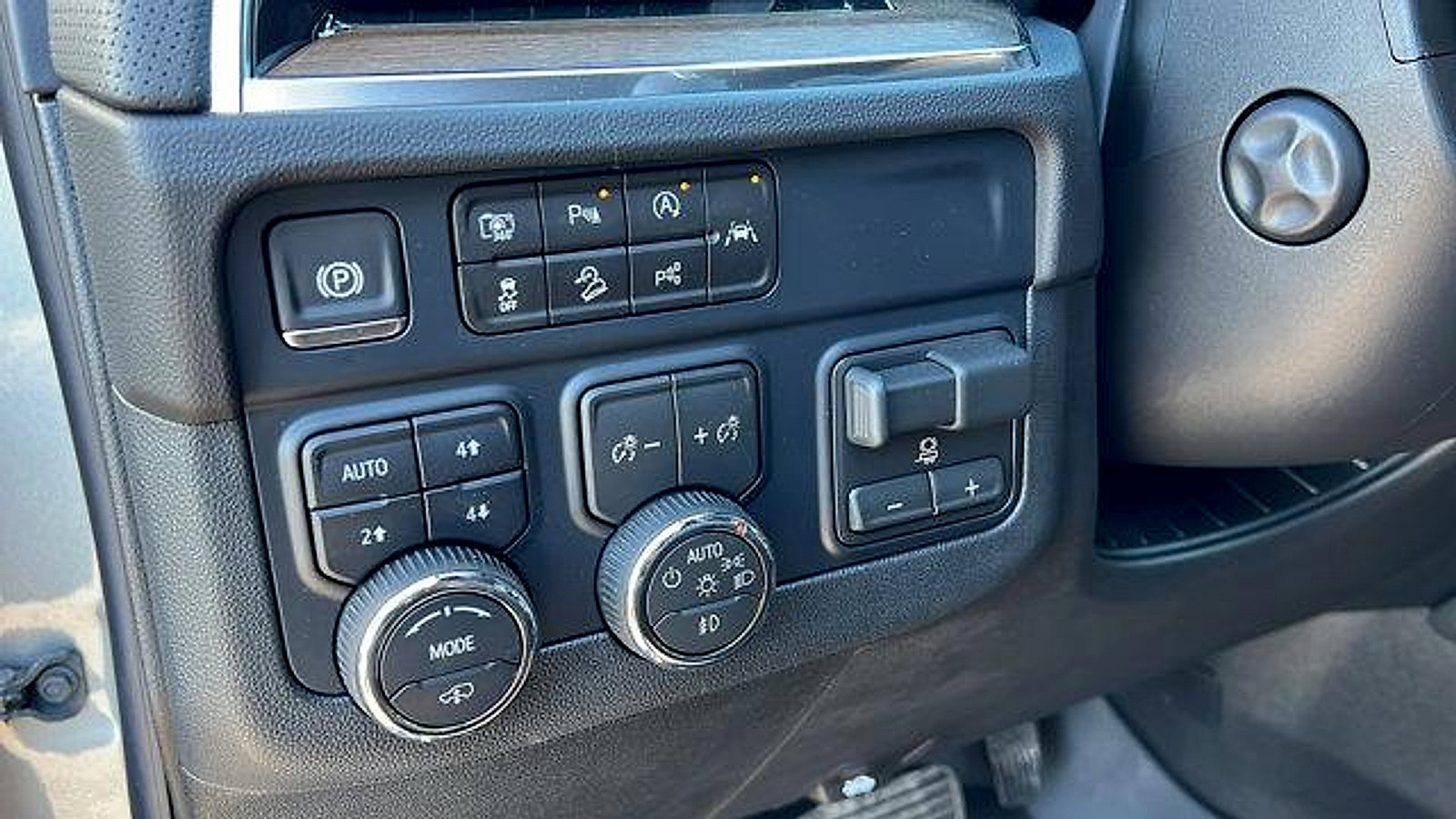 New 2026 Chevrolet Suburban High Country image 34