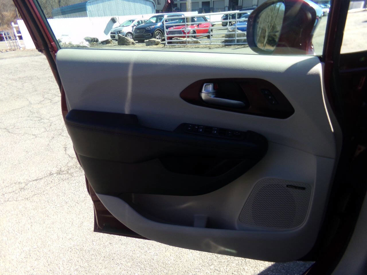 Used 2017 Chrysler Pacifica Limited image 29