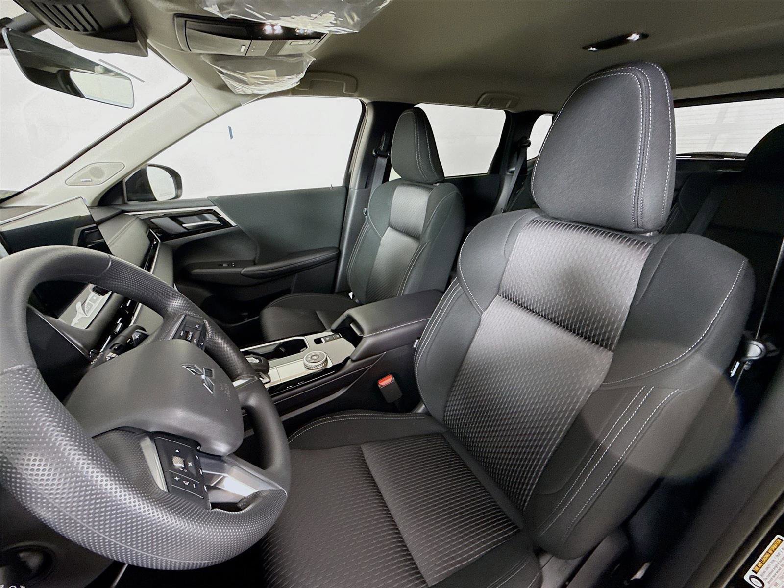 New 2026 Mitsubishi Outlander ES image 2