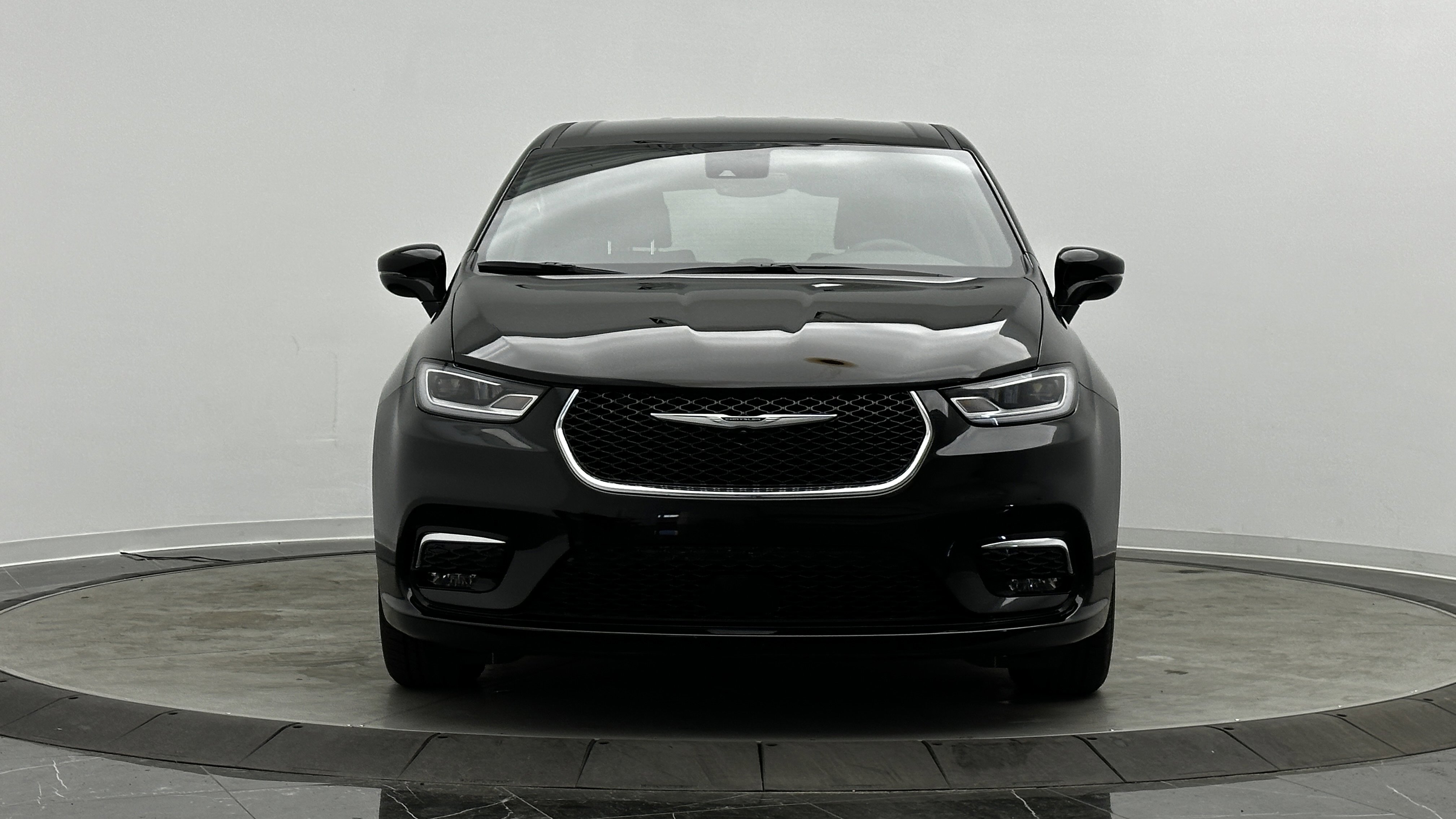 Used 2025 Chrysler Pacifica Select image 2
