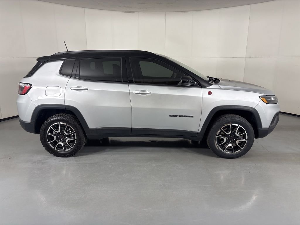 Used 2025 Jeep Compass Trailhawk AWD/4WD image 9