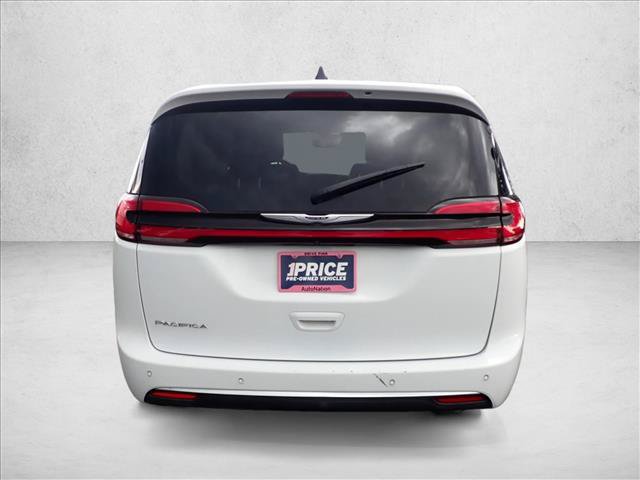 Used 2024 Chrysler Pacifica Touring-L FWD image 3