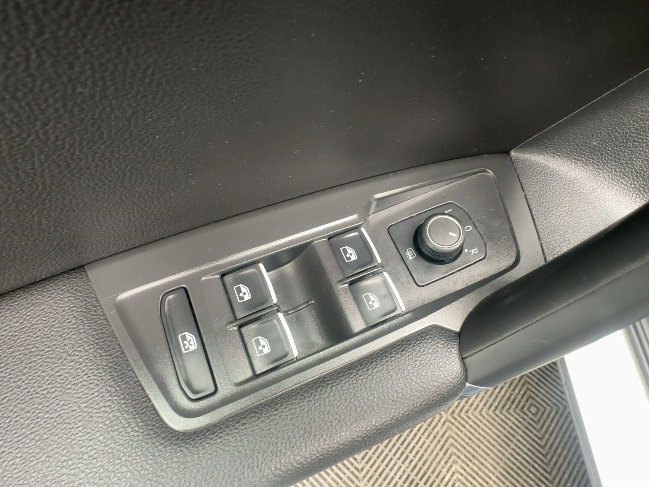 Used 2020 Volkswagen Tiguan SEL image 21