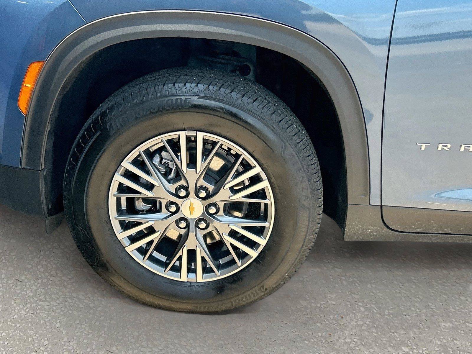 Used 2025 Chevrolet Traverse LT FWD image 43