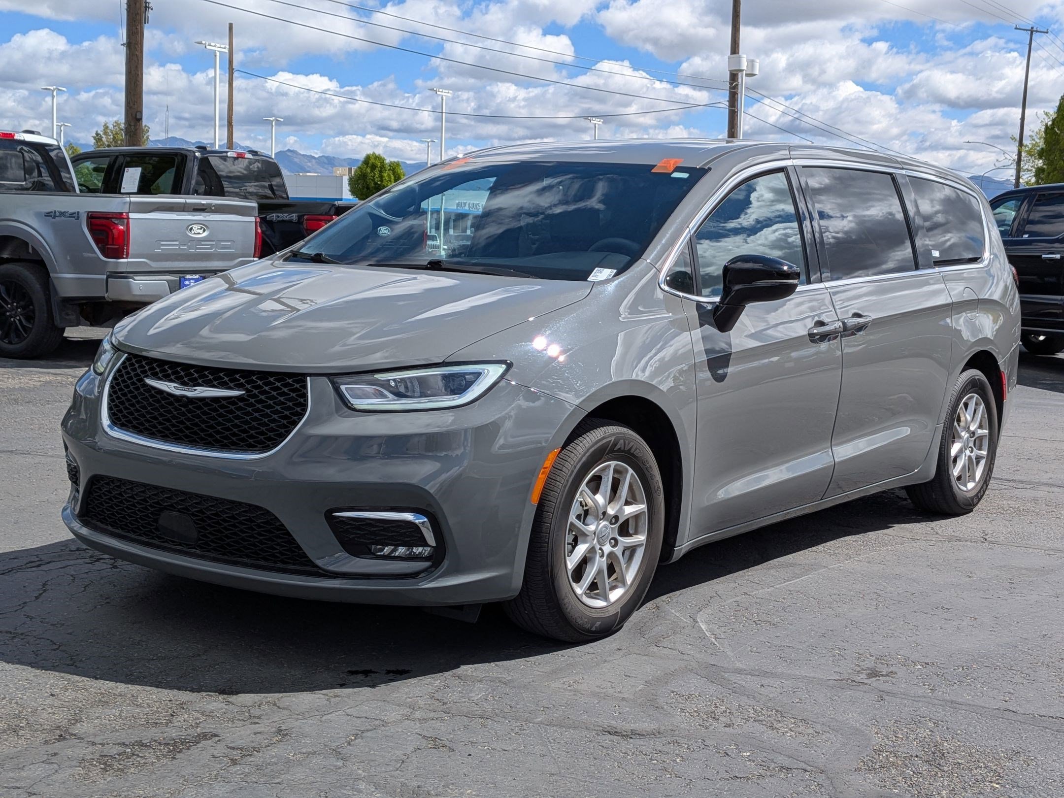 Used 2025 Chrysler Pacifica Select image 10