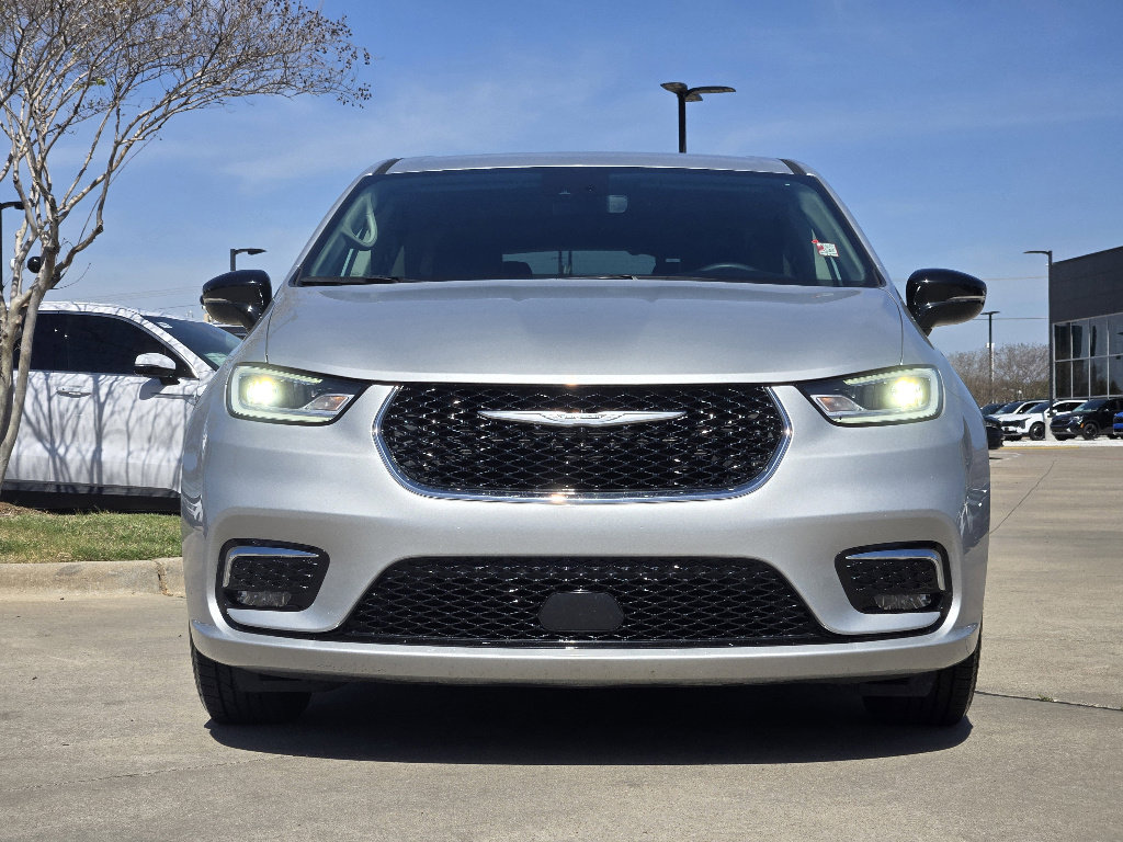 Used 2024 Chrysler Pacifica Touring-L image 11