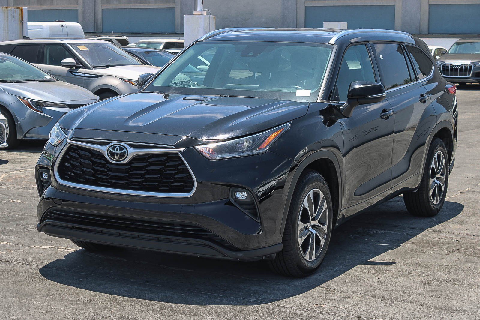Used 2021 Toyota Highlander XLE FWD image 3