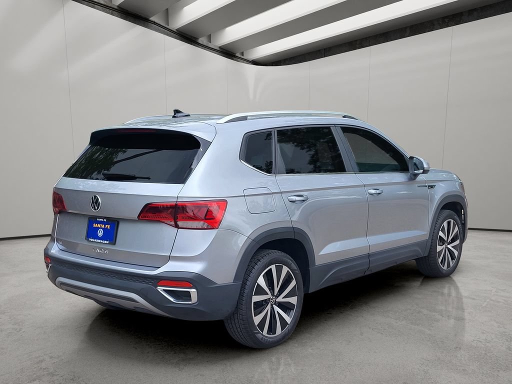 Used 2023 Volkswagen Taos SE w/ Panoramic Sunroof Package FWD image 3