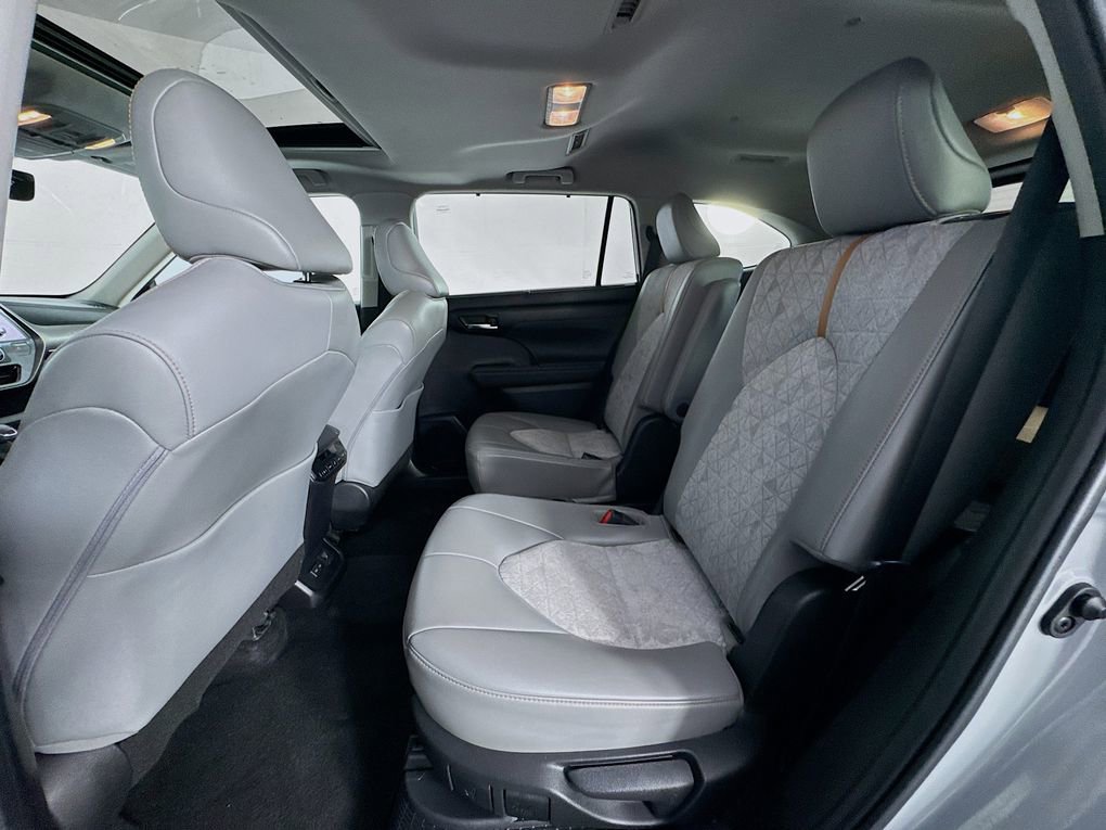 Used 2023 Toyota Highlander Bronze Edition image 24