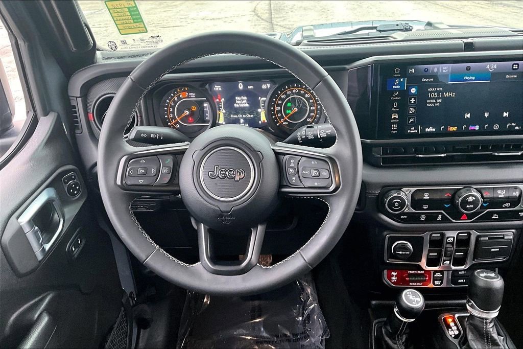 Used 2025 Jeep Wrangler Unlimited Rubicon AWD/4WD image 5