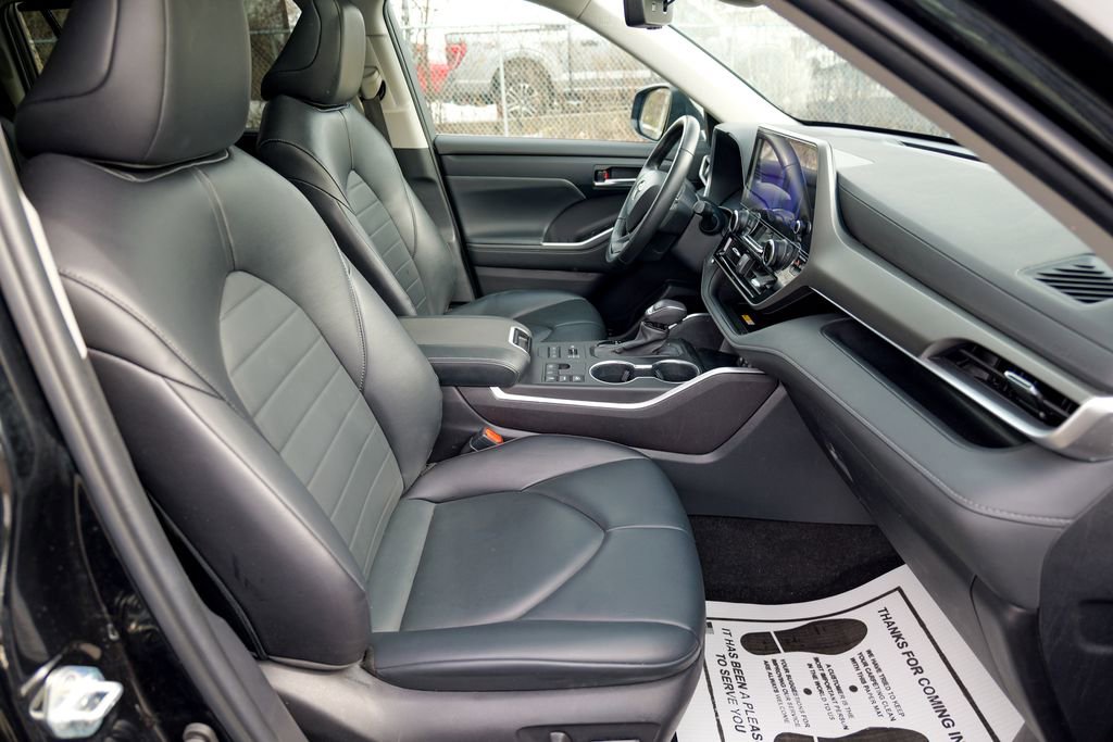 Used 2023 Toyota Highlander XLE AWD/4WD image 33