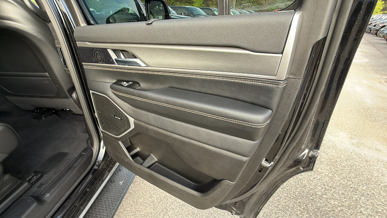 Used 2025 Jeep Wagoneer 4WD w/ Convenience Group I image 21