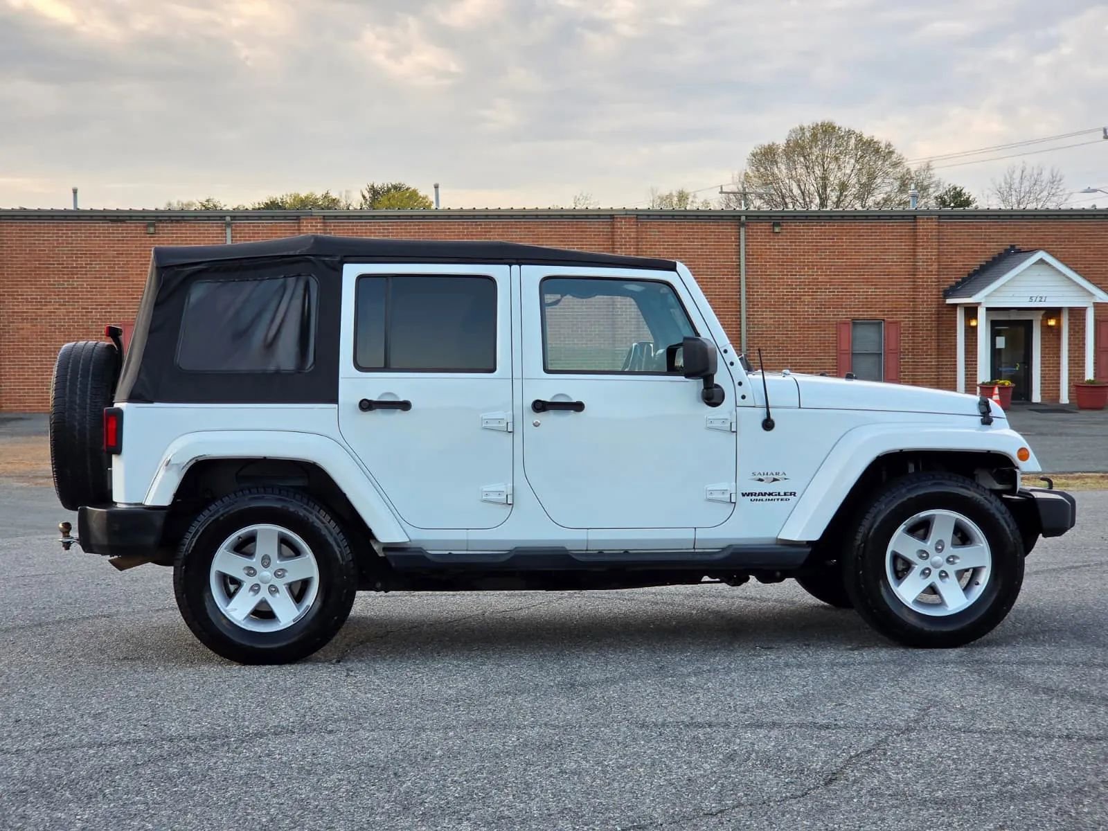 Used 2017 Jeep Wrangler Unlimited Sahara w/ Connectivity Group AWD/4WD image 3