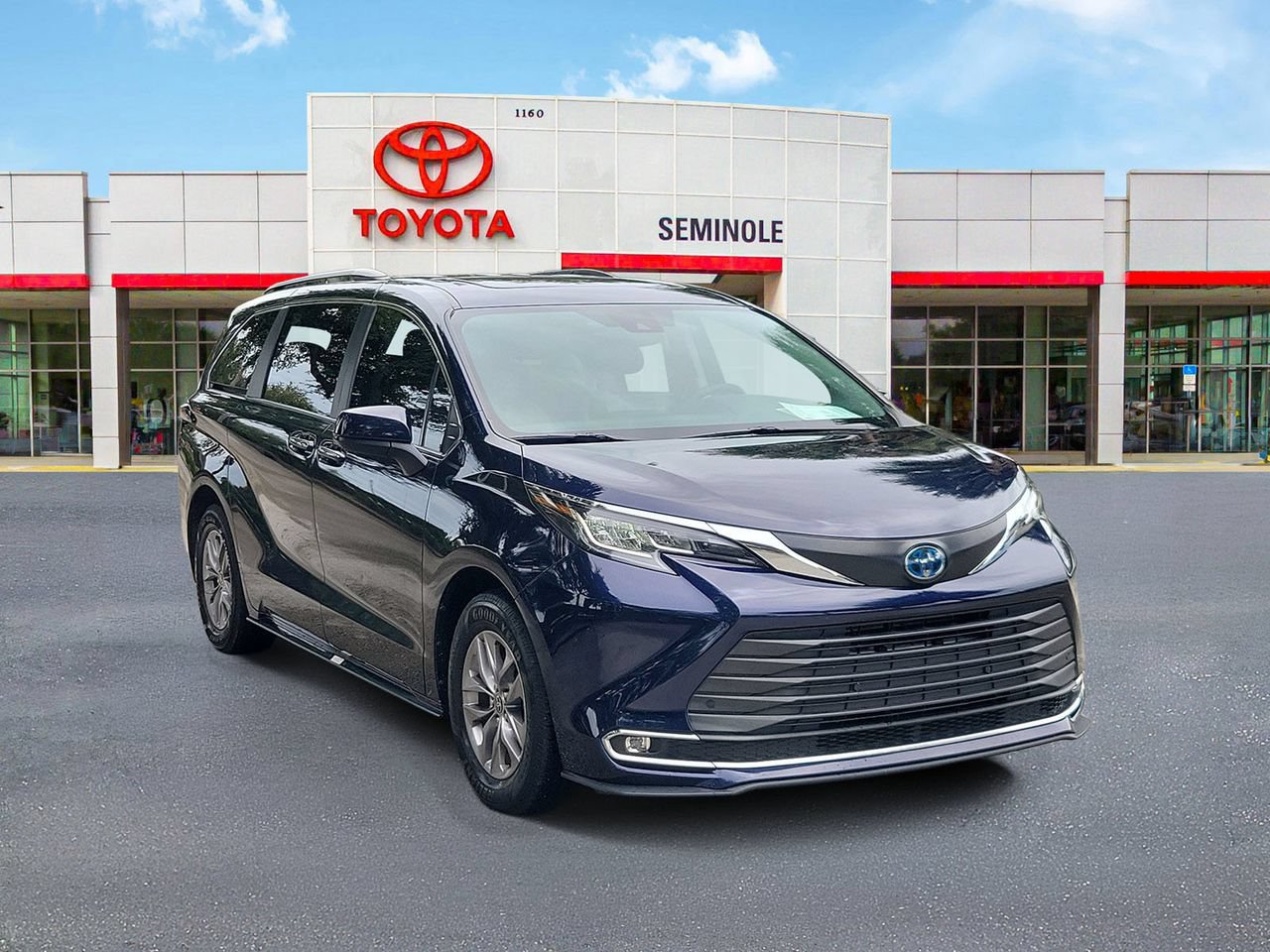 Used 2023 Toyota Sienna XLE FWD image 2