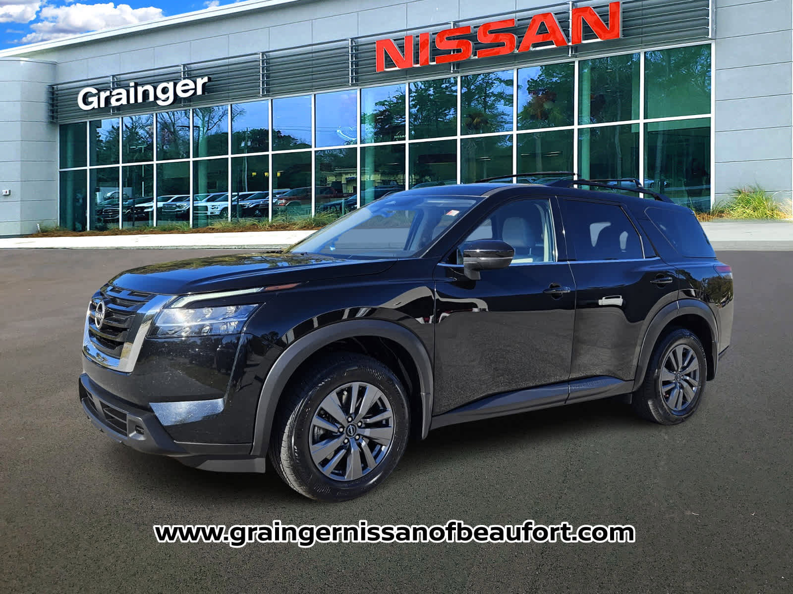 Used 2022 Nissan Pathfinder SV image 2