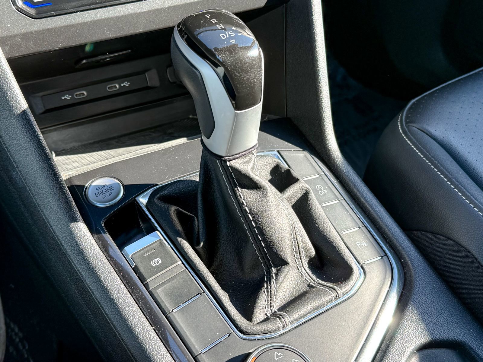 Used 2024 Volkswagen Tiguan SE R-Line image 20