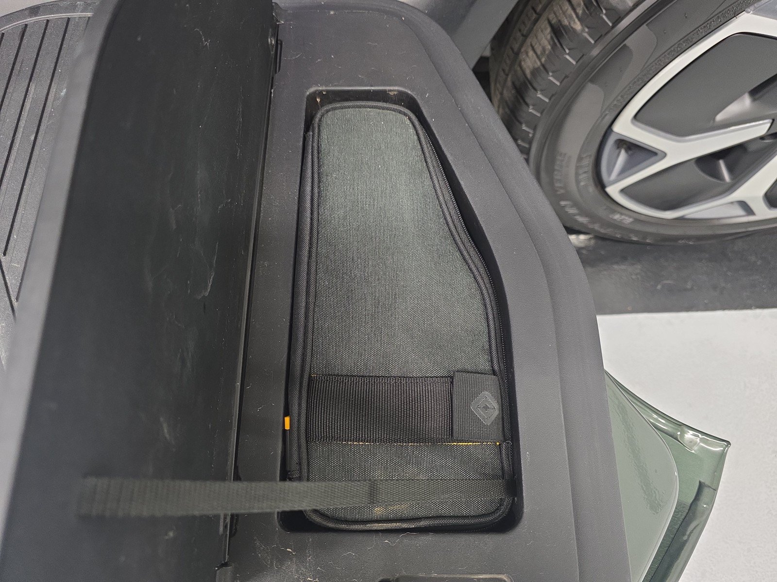 Used 2024 Rivian R1T Adventure AWD/4WD image 32
