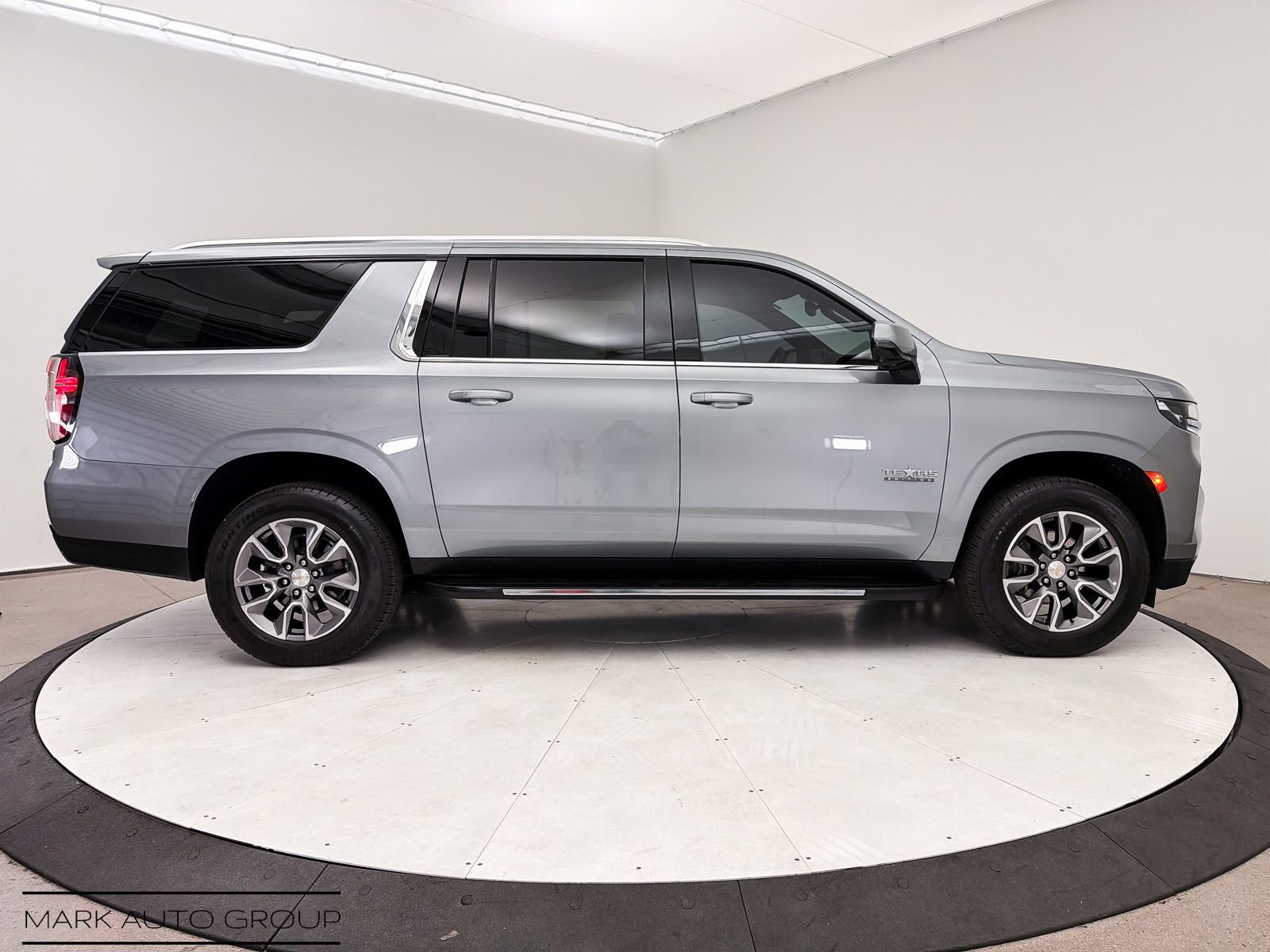 Used 2024 Chevrolet Suburban LT w/ Luxury Package RWD image 33