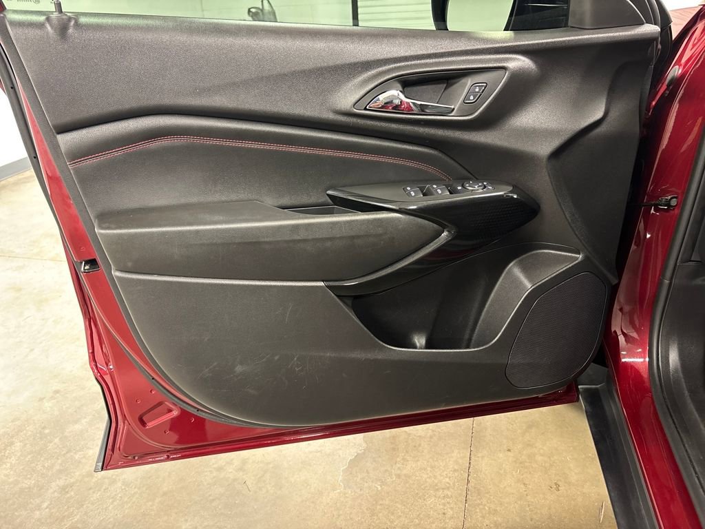 Certified 2025 Chevrolet Trax RS w/ Driver Confidence Package image 35