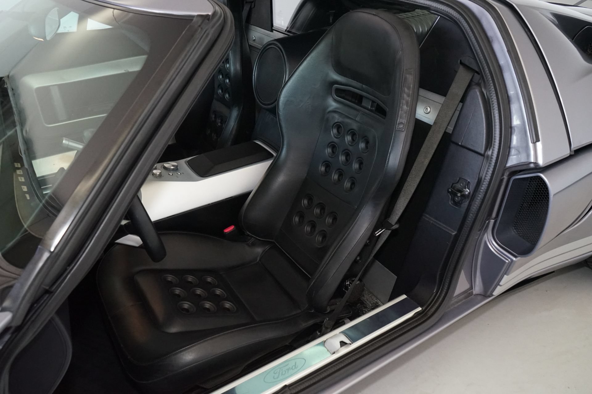 Used 2006 Ford GT RWD image 11
