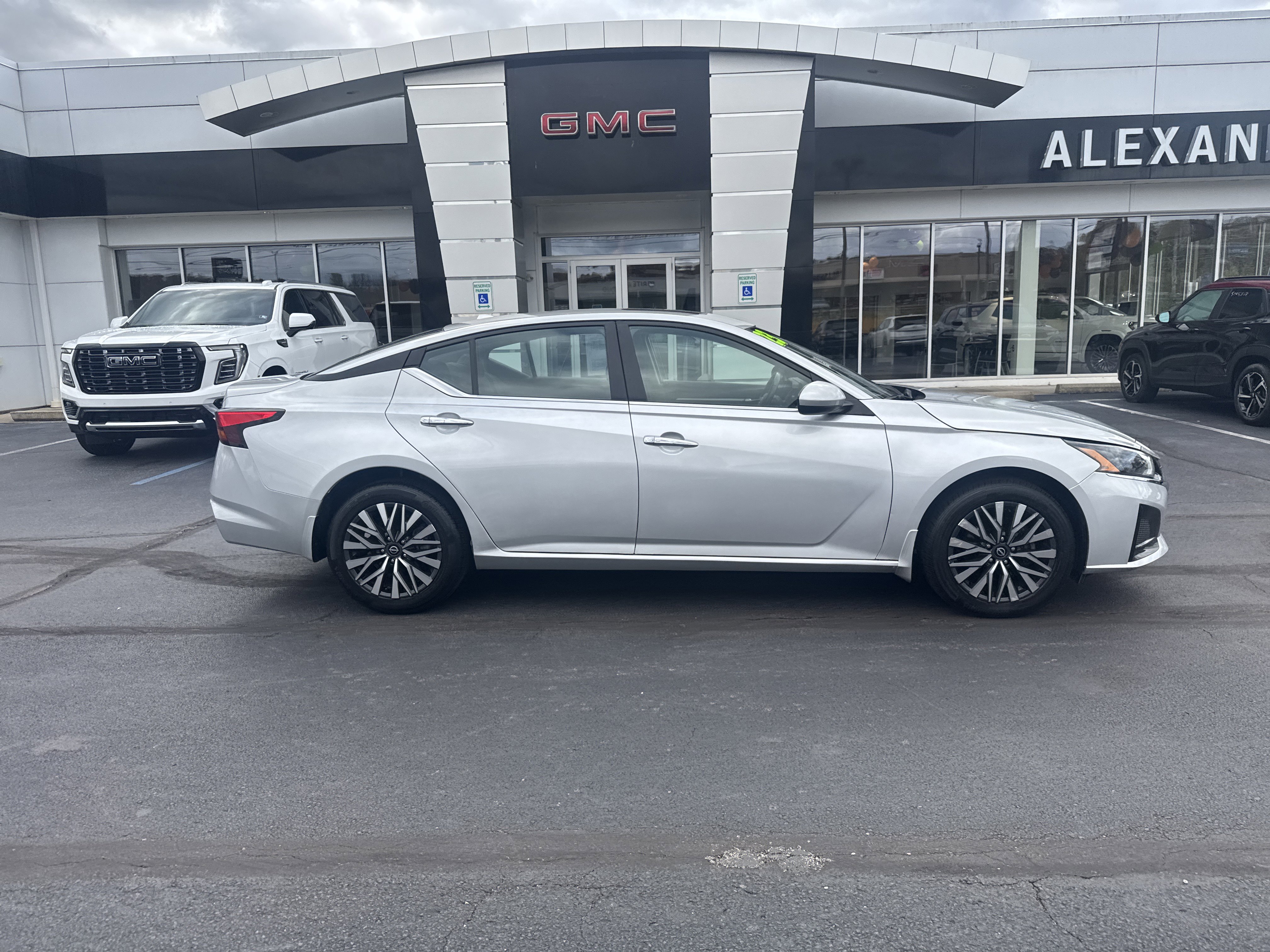 Used 2023 Nissan Altima 2.5 SV w/ SV Premium Package image 2