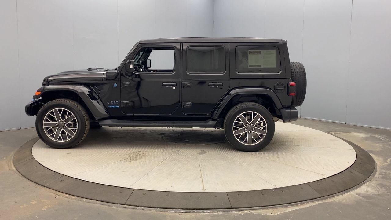 Used 2022 Jeep Wrangler Unlimited Sahara AWD/4WD image 2